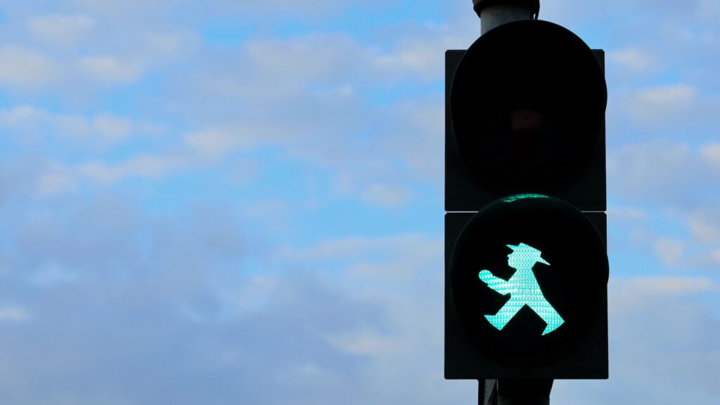 Choisir de traverser au feu vert pour renforcer son autorité intérieure.