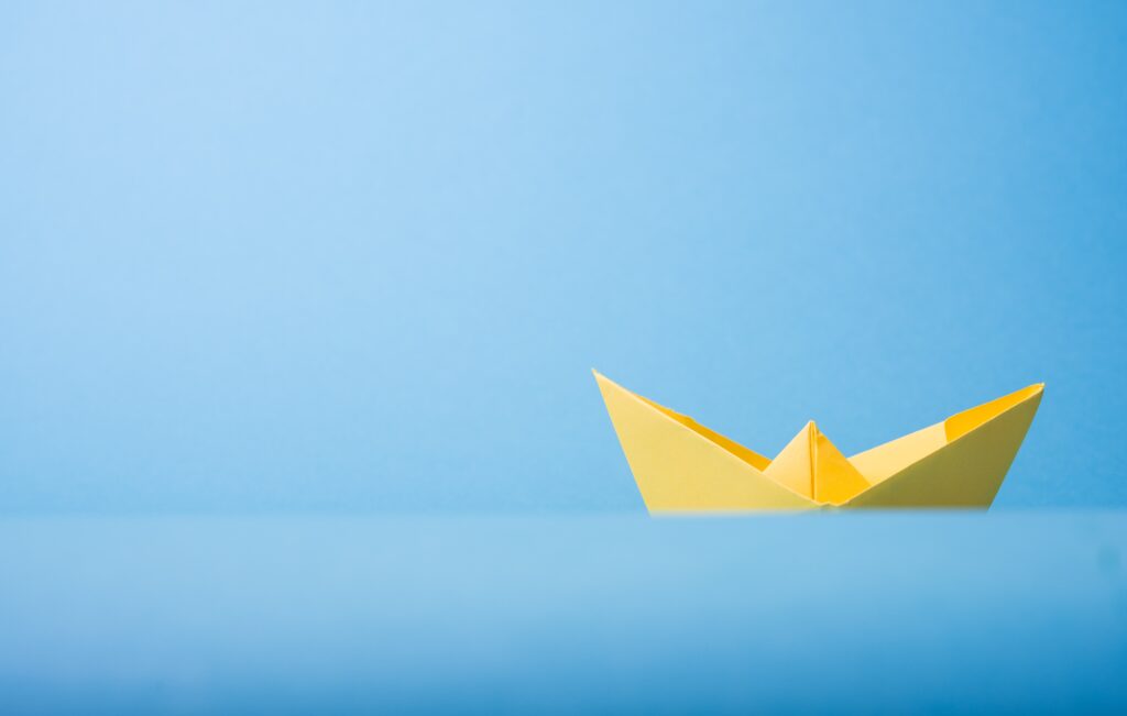 Le dirigeant est le capitaine de son bateau. Le jaune évoque le rayonnement de l'équipe. Le rôle du coaching est d'aider le dirigeant à déplier l'origami.